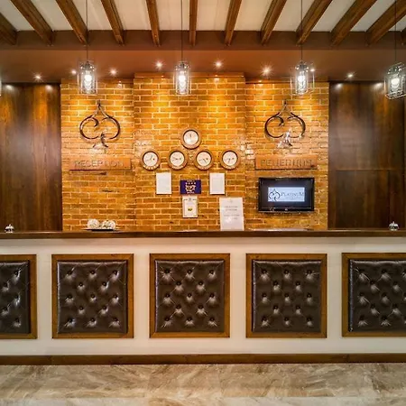 500m From Lift アパート